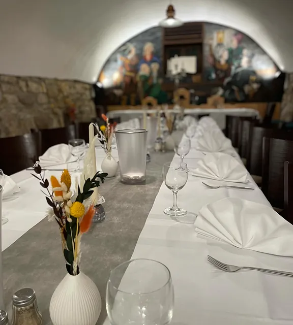 Gedeckter langer Tisch im Ratskeller Wunstorf